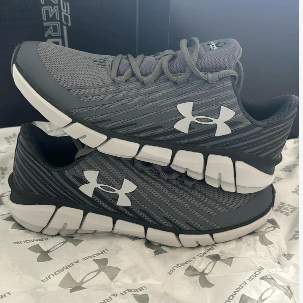 Under Armour Sneakers Gray Size 6.5Y‎